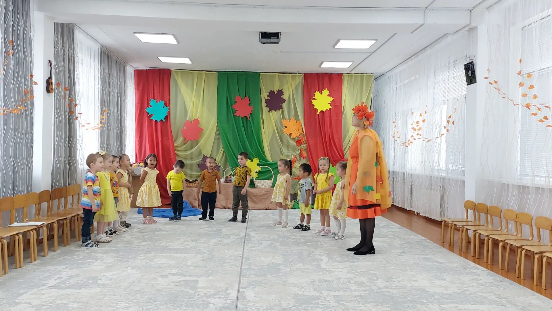 Ходит осень по дорожке,