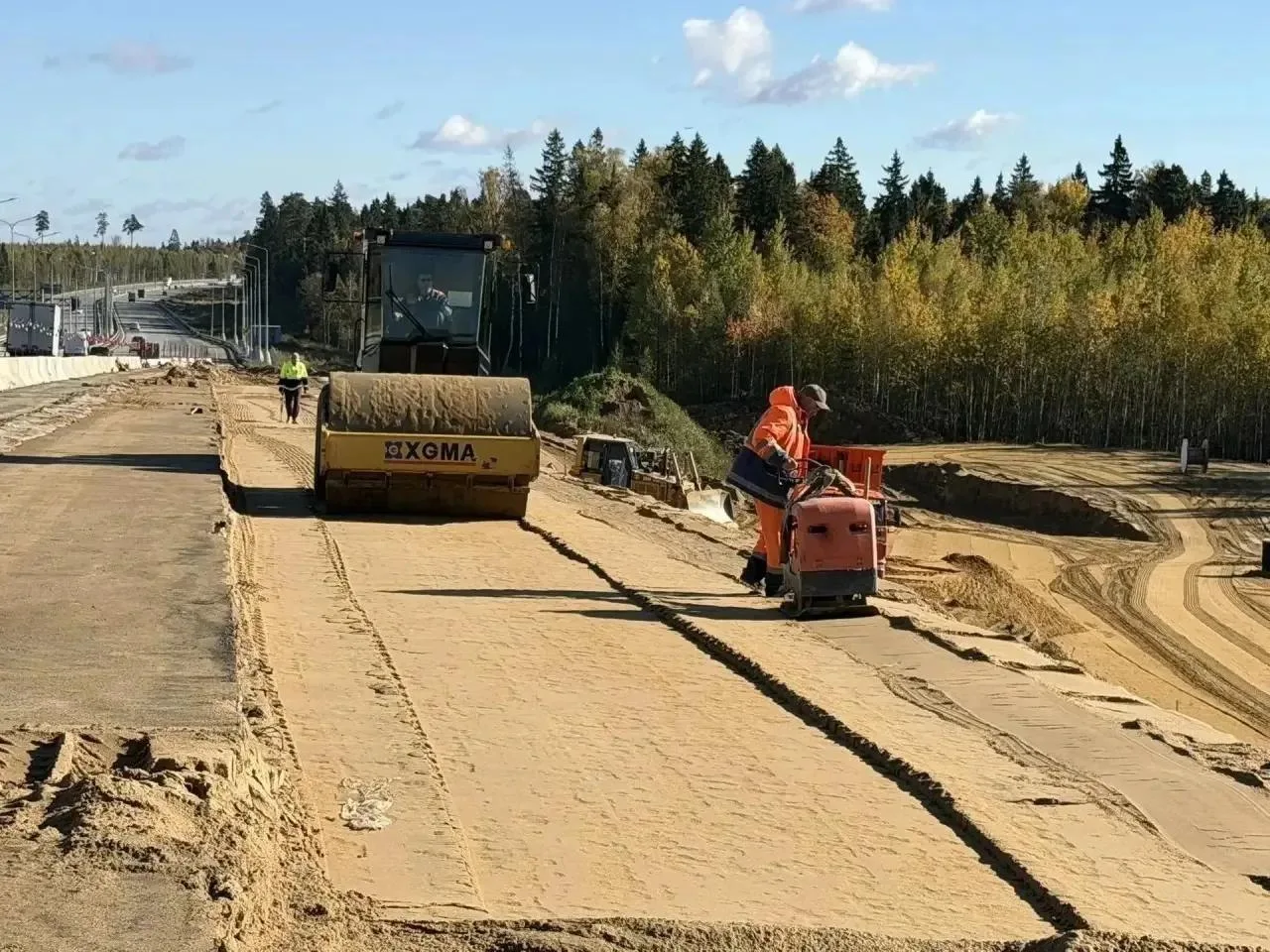 На Северном подъезде к Лобне кипит работа: дорогу расширяют ради нового съезда 🚧