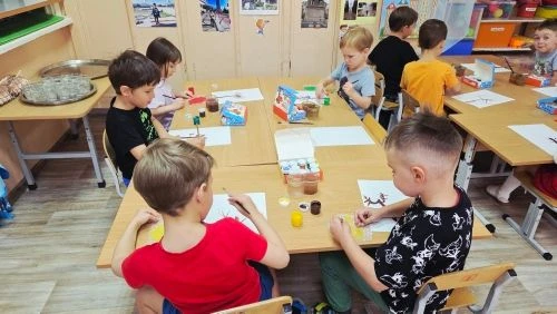 В группе «Солнышки» прошло творческое занятие с использованием нетрадиционной техники р...