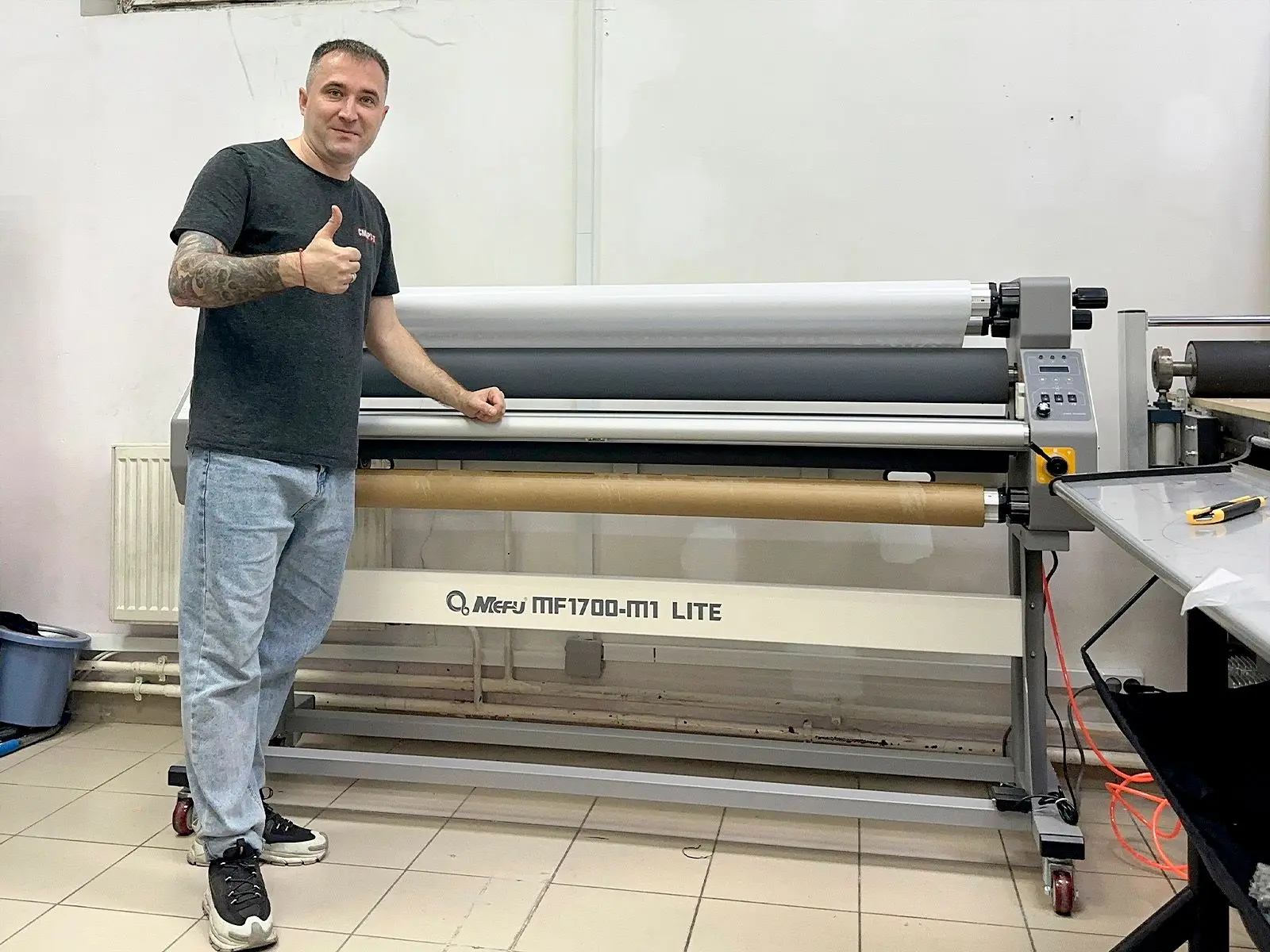 Рулонный ламинатор MEFU MF1700-M1 LITE Trimmer запущен в типографии "Окей принт" из под...