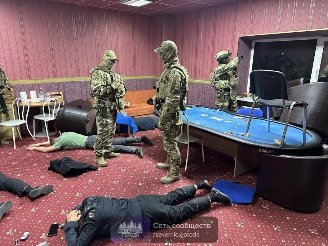 Силовики ворвались в игорный клуб в Каменске-Уральском. Во время одной из игр туда вбеж...