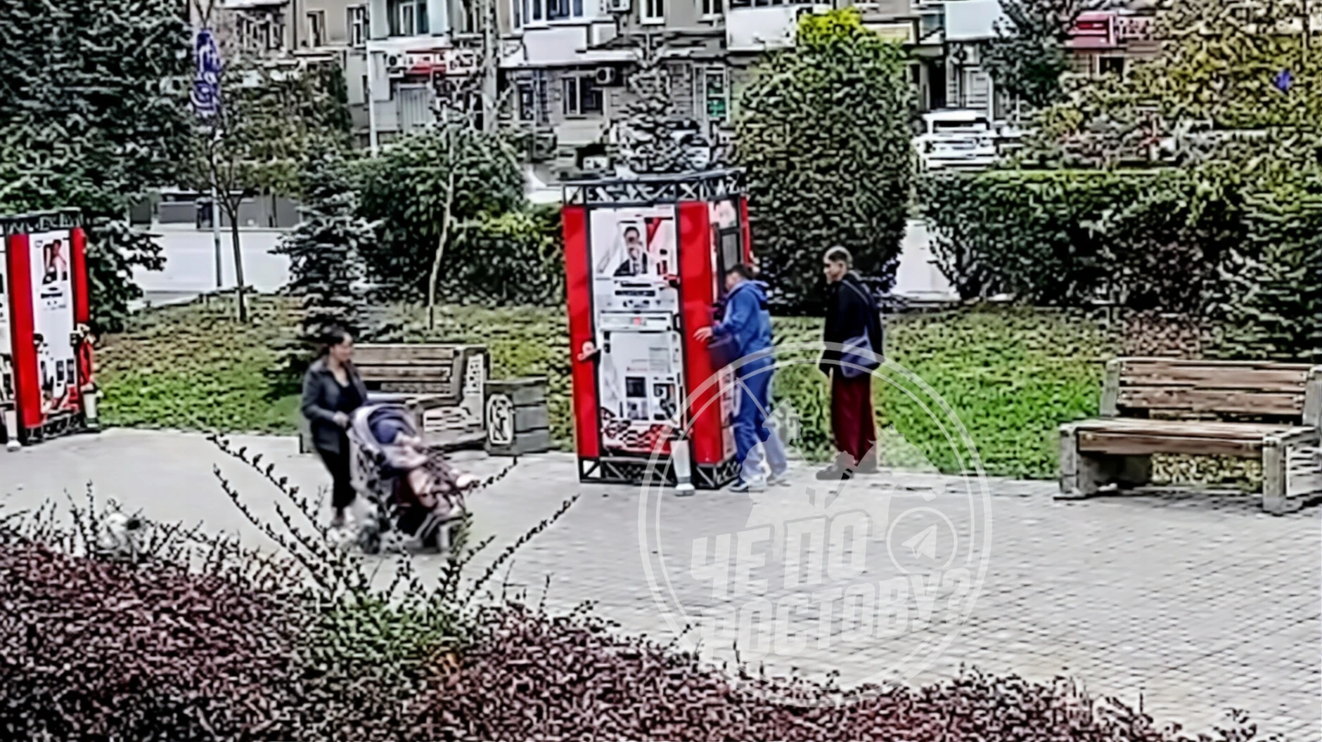 Двое пьяных мужчин испортили портреты участников СВО на проспекте Стачки в Ростове — ра...
