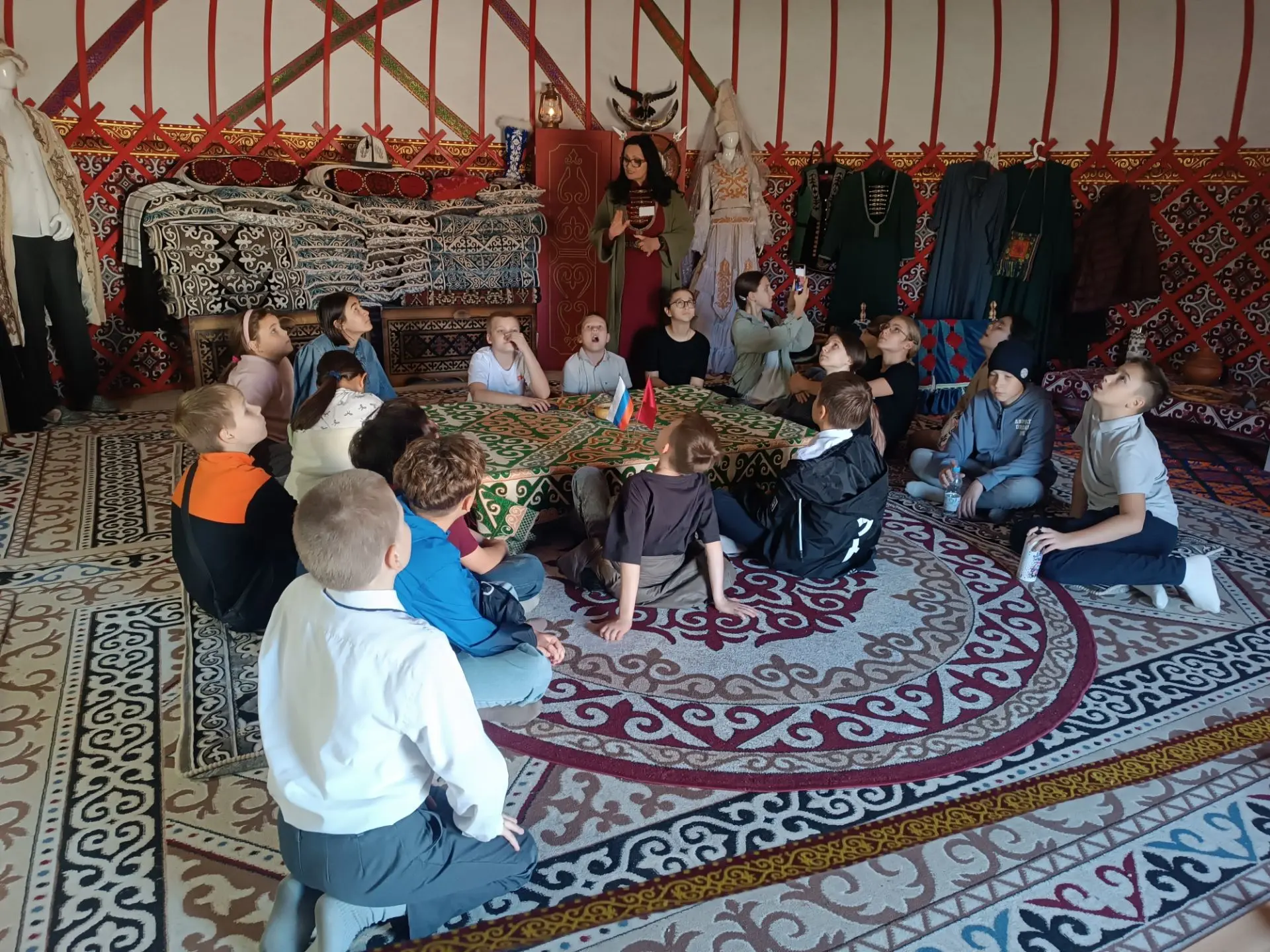 Этнопарк Дружбы народов встретил нас ярким солнцем и очень доброжелательными экскурсово...