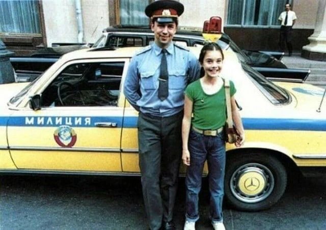 Американская школьница Саманта Смит с милиционером. Москва, 1983 год