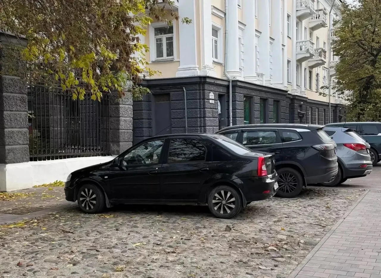 🏙 В центре Ярославля старинную булыжную мостовую… превратили в парковку.