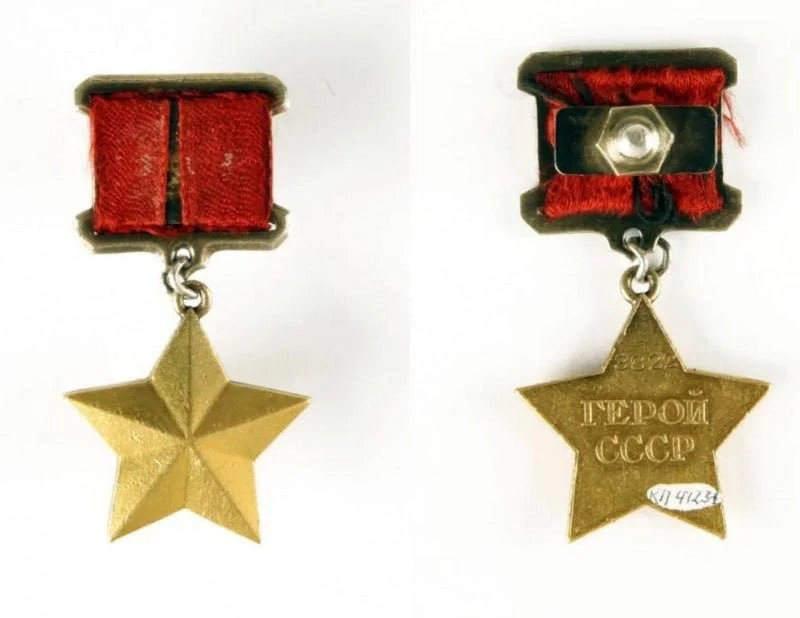 16 октября 1939 года медаль Героя Советского Союза получила название «Золотая Звезда» с...