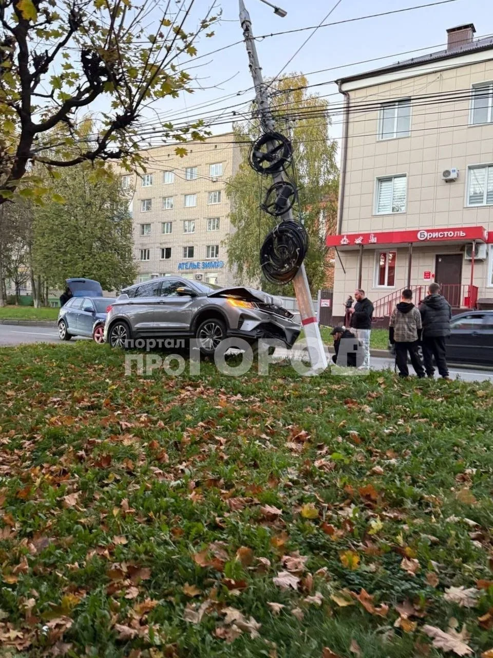 В Чебоксарах очередной водитель столкнулся со столбом. На улице Текстильщиков случилось...