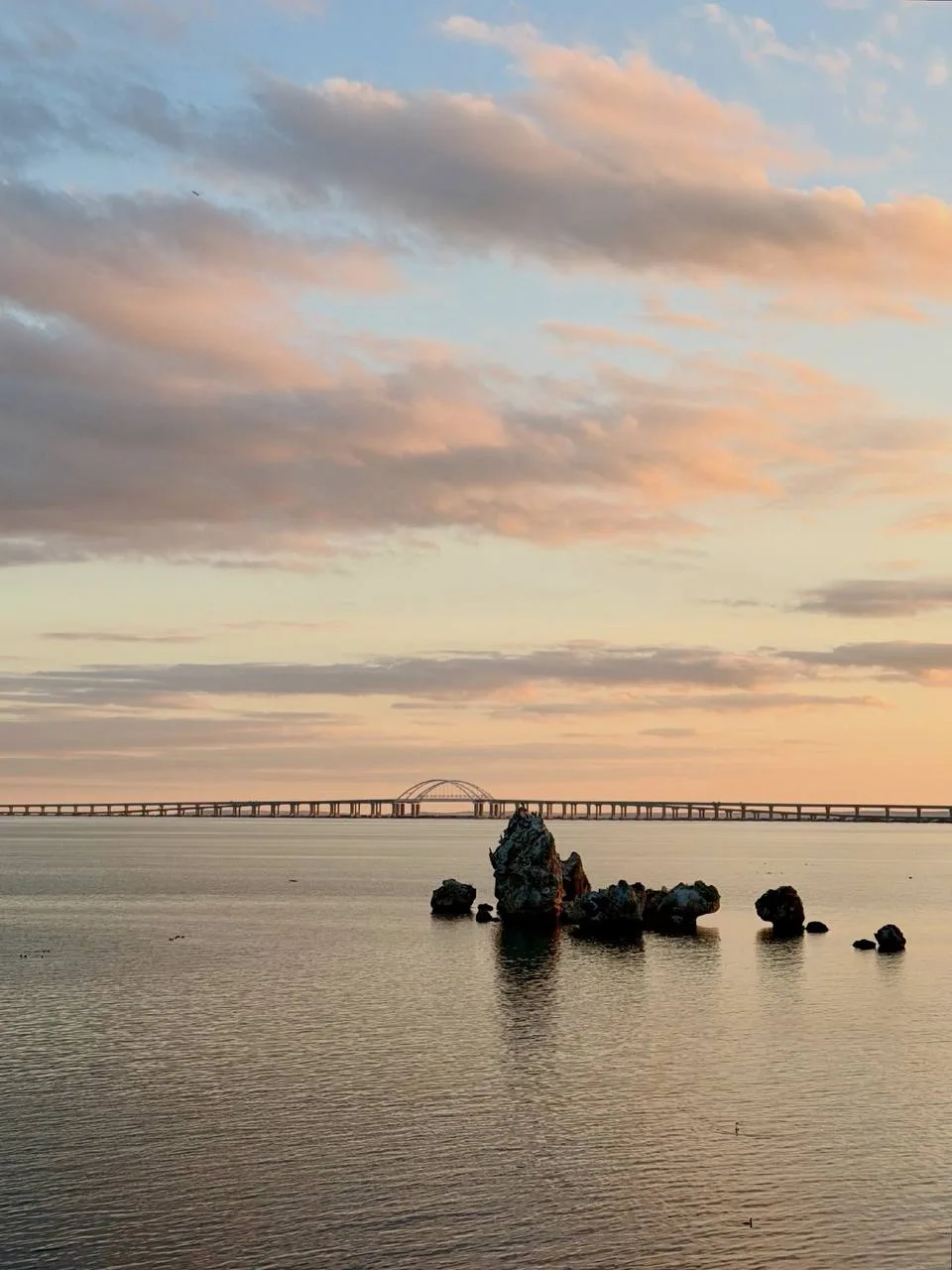 🌅 Вид на Крымский мост в лучах заката