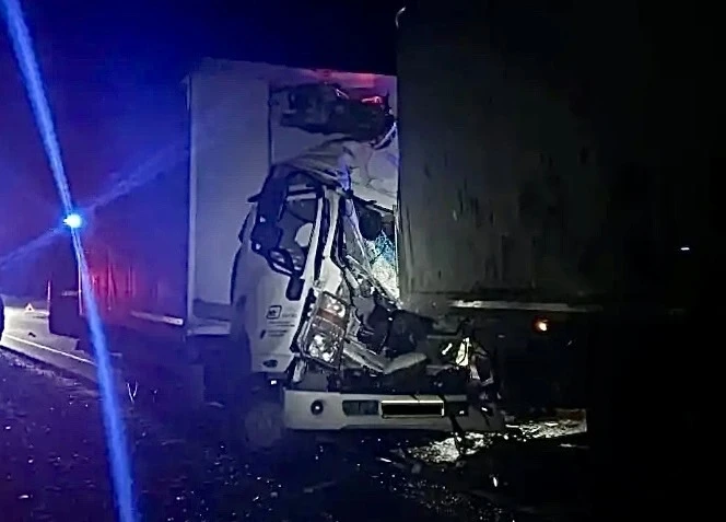 🕊 29-летний водитель JAC погиб, врезавшись в остановившийся грузовик FAW на трассе Р-2...