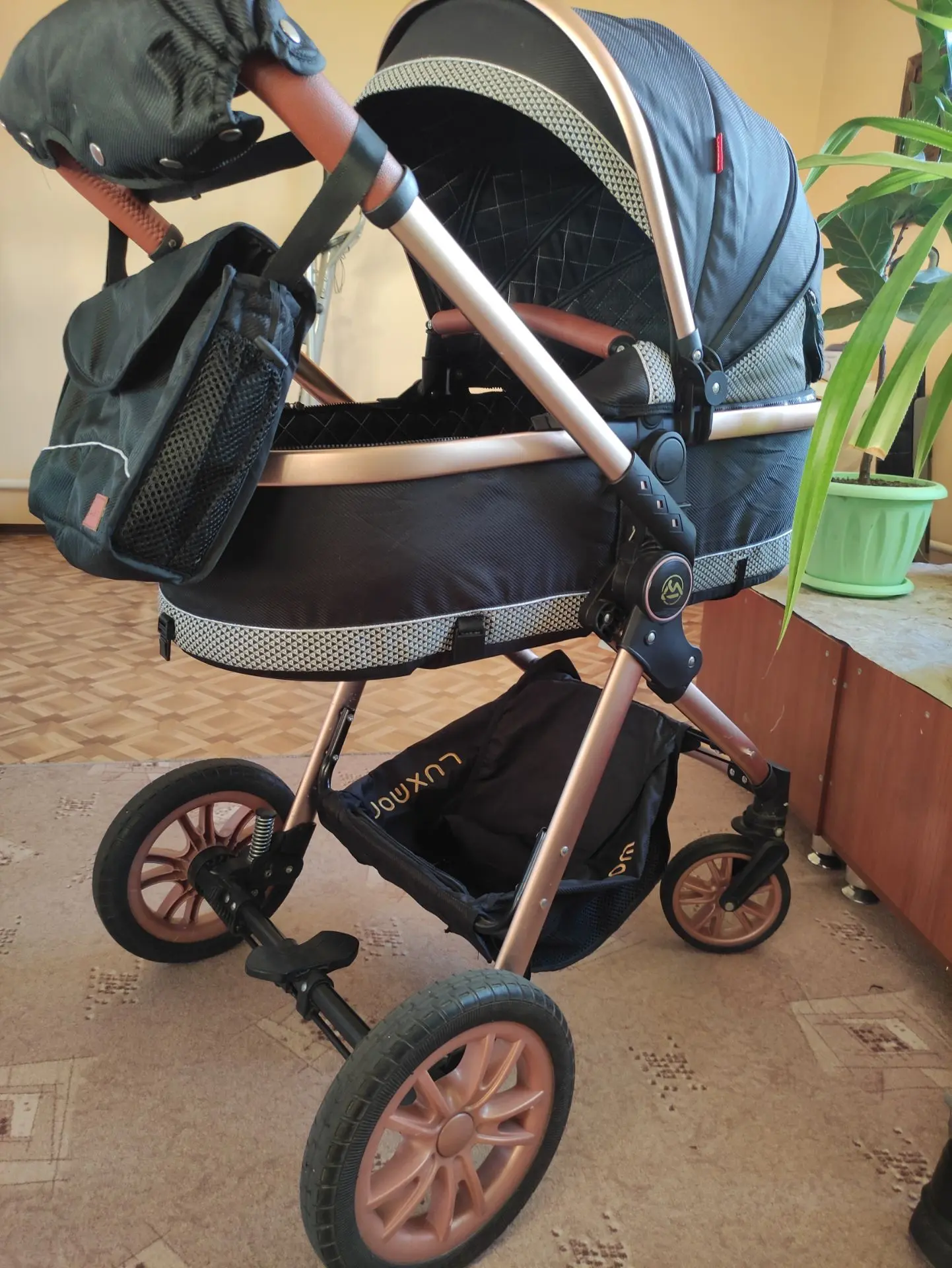 Детская коляска фирмы Lyx Mom 2 в 1. Хорошего качества, лёгкая, маневренная! В использо...