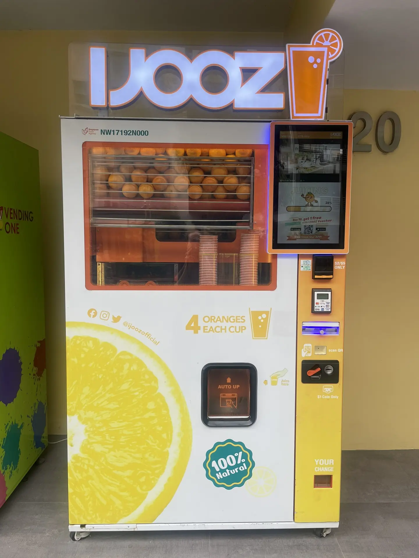 🍊 iJOOZ — свежевыжатый сок из автомата в Сингапуре