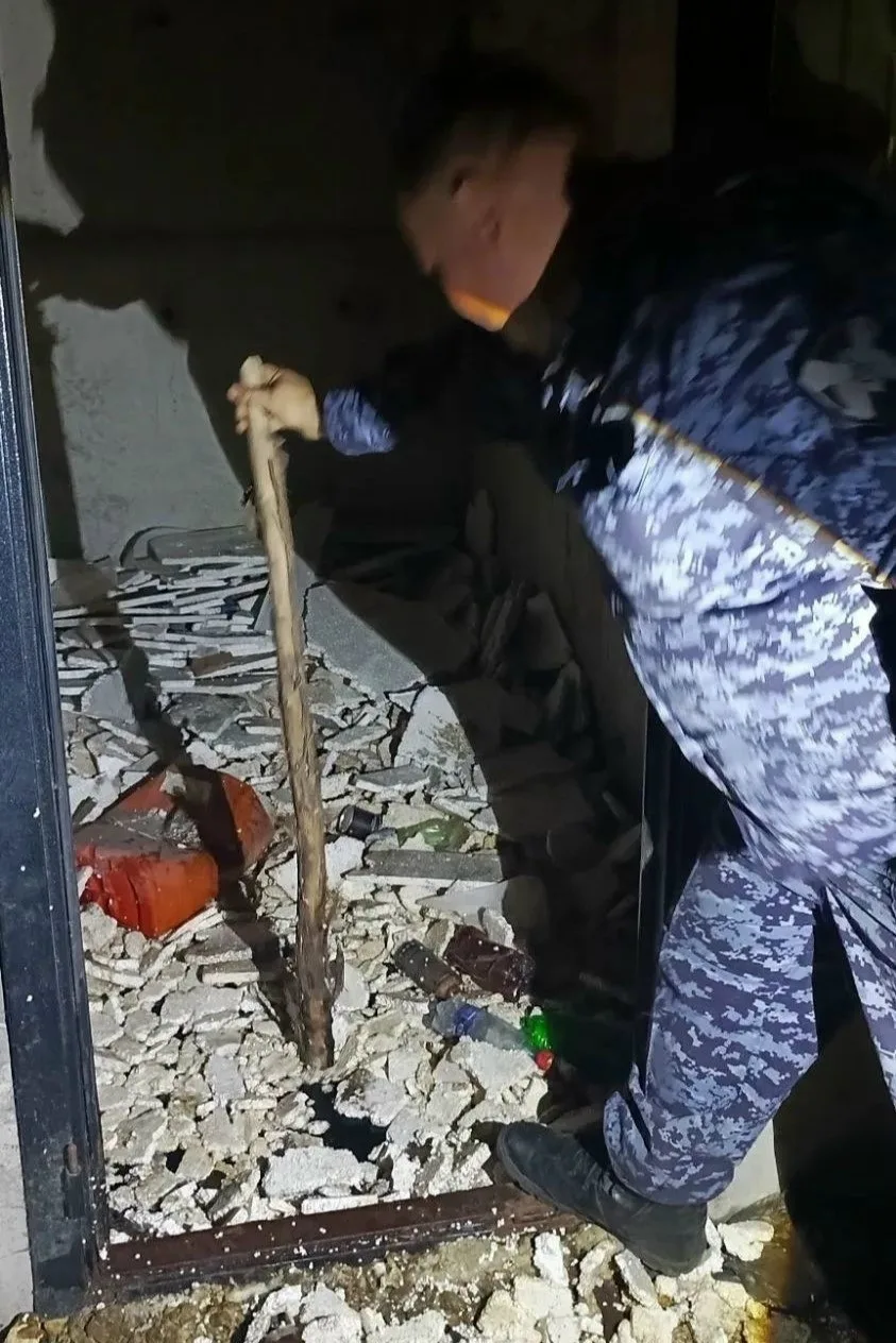 Вечером 26 октября 12-летняя девочка гуляла с друзьями и решила зайти в недостроенное к...