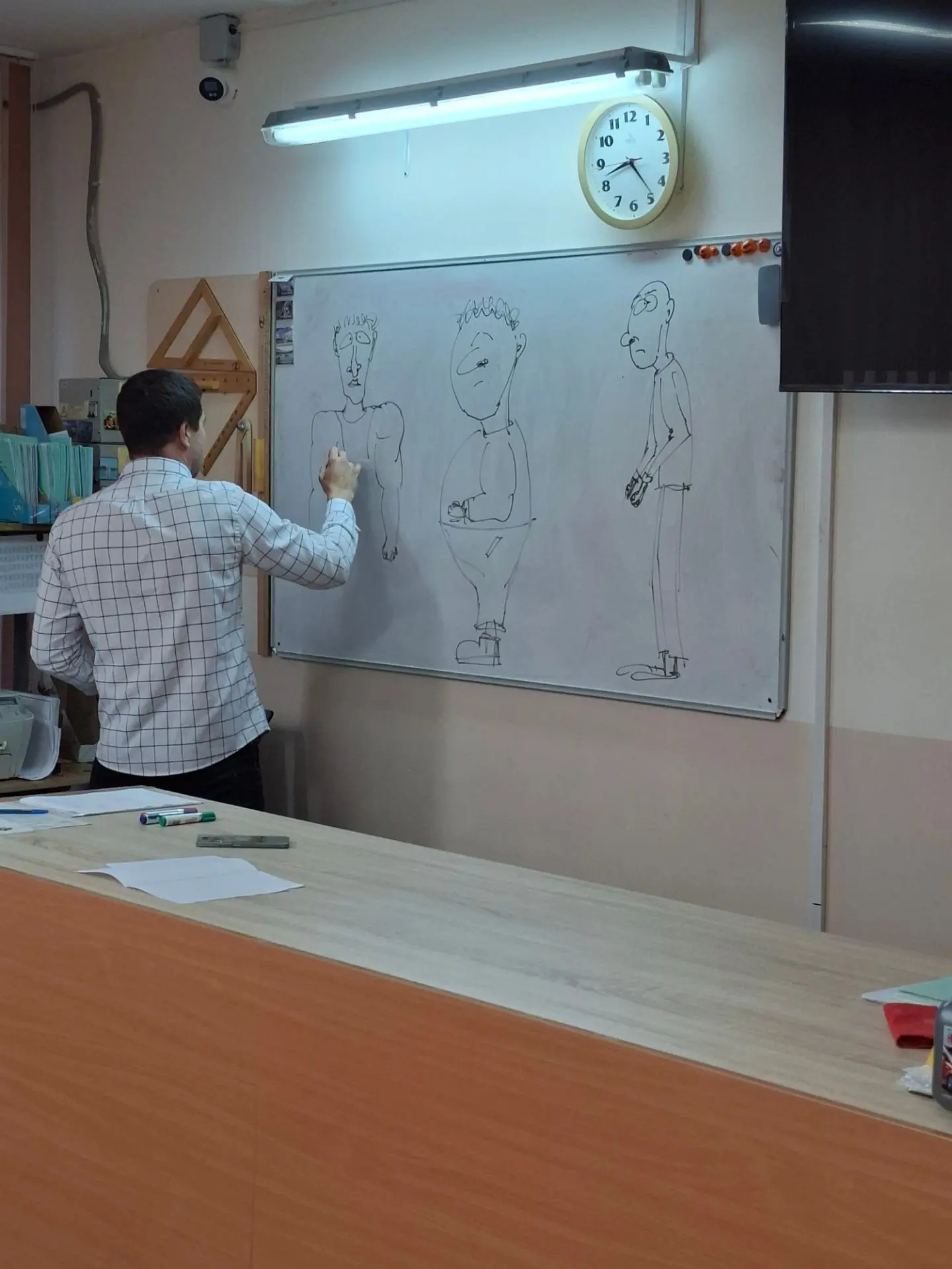 😄Улыбка на бумаге: как 9 «Б» учился рисовать карикатуры!