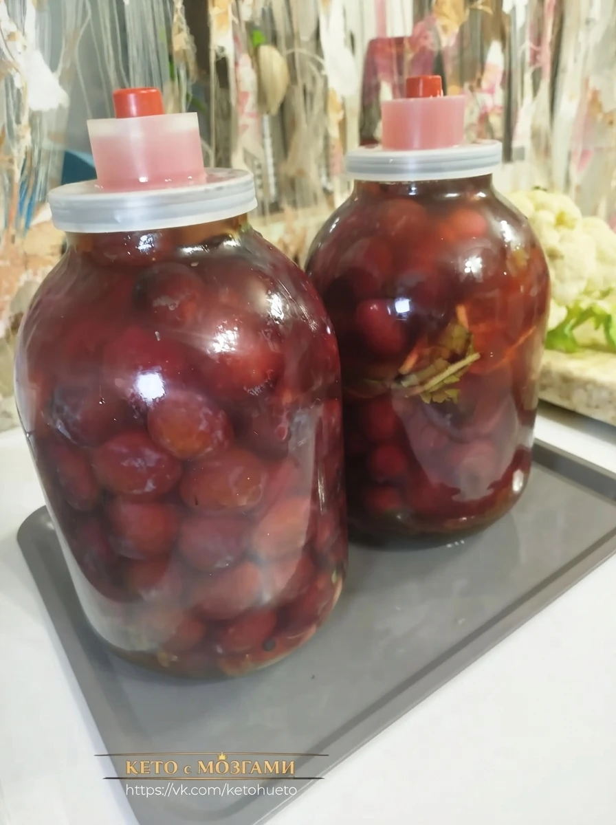 Квашеные сливы - отличная закуска к жирному мясу!