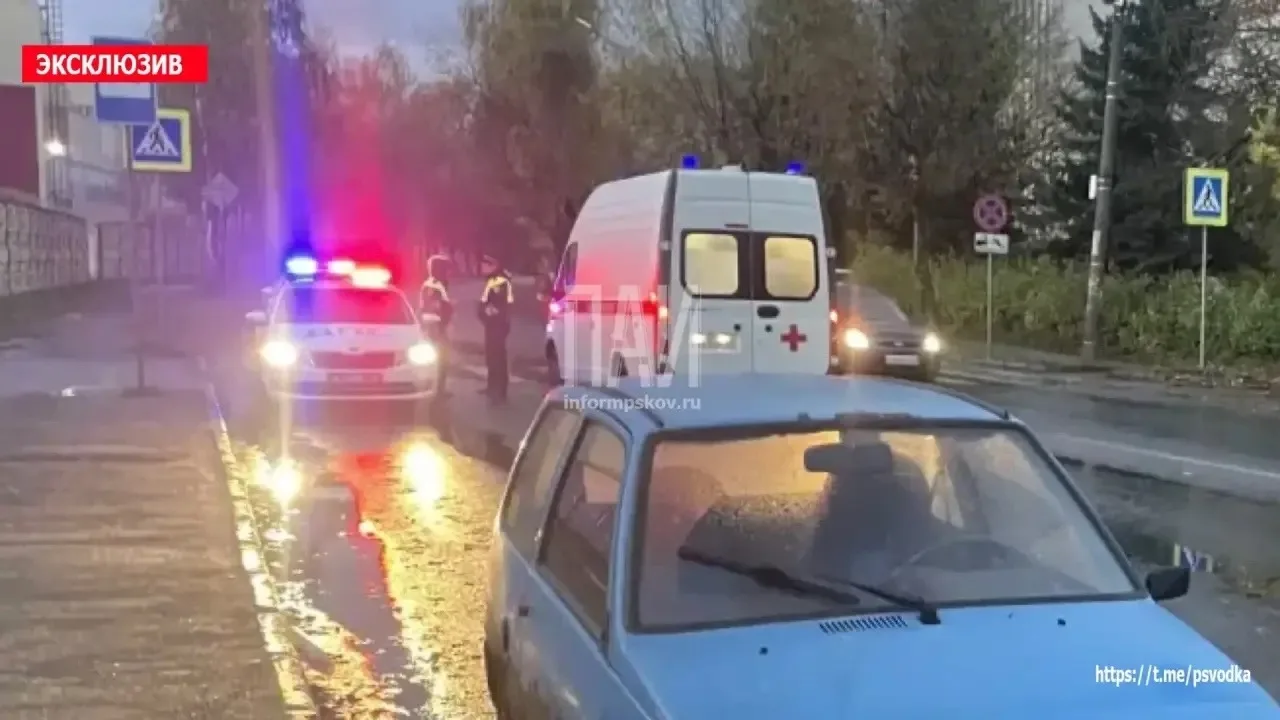 ❗️В Великих Луках, на Октябрьском проспекте у дома 79, водитель автомобиля Ока совершил...