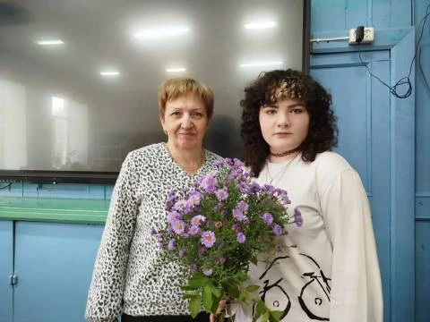 Активисты 8 класса поздравили педагогов с Днём учителя