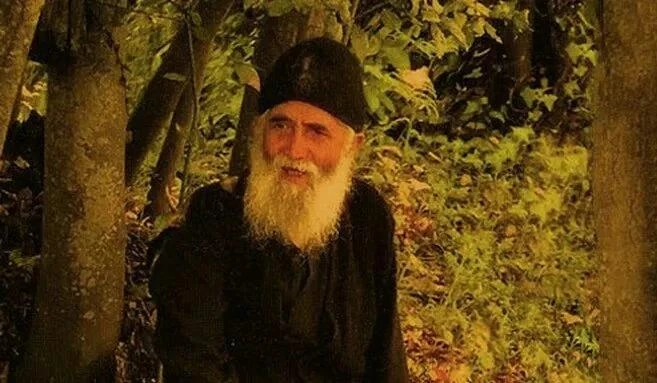 Скорбит ваша душа о человеке - не словами его исправляйте, а молитесь за него, плачьте ...