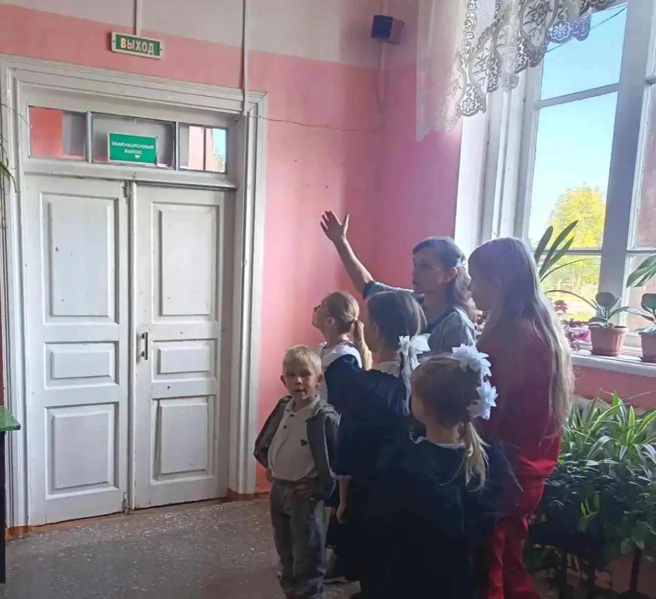 В СДК ст. Новолокинской заведующий детским сектором провела беседу- инструктаж о правил...