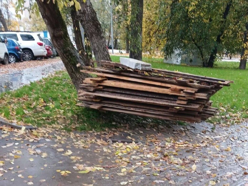 🏗 В Рязанском районе жители жалуются на захламление двора