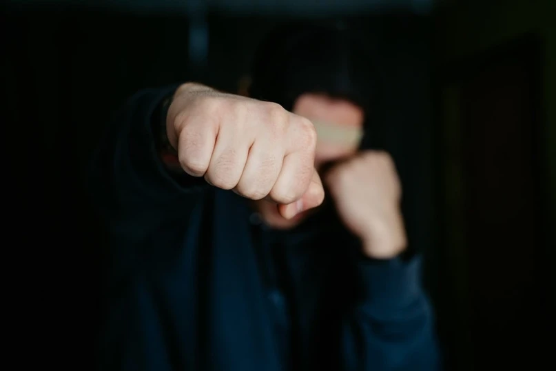 В Нелидове мужчина ударил и ограбил знакомого