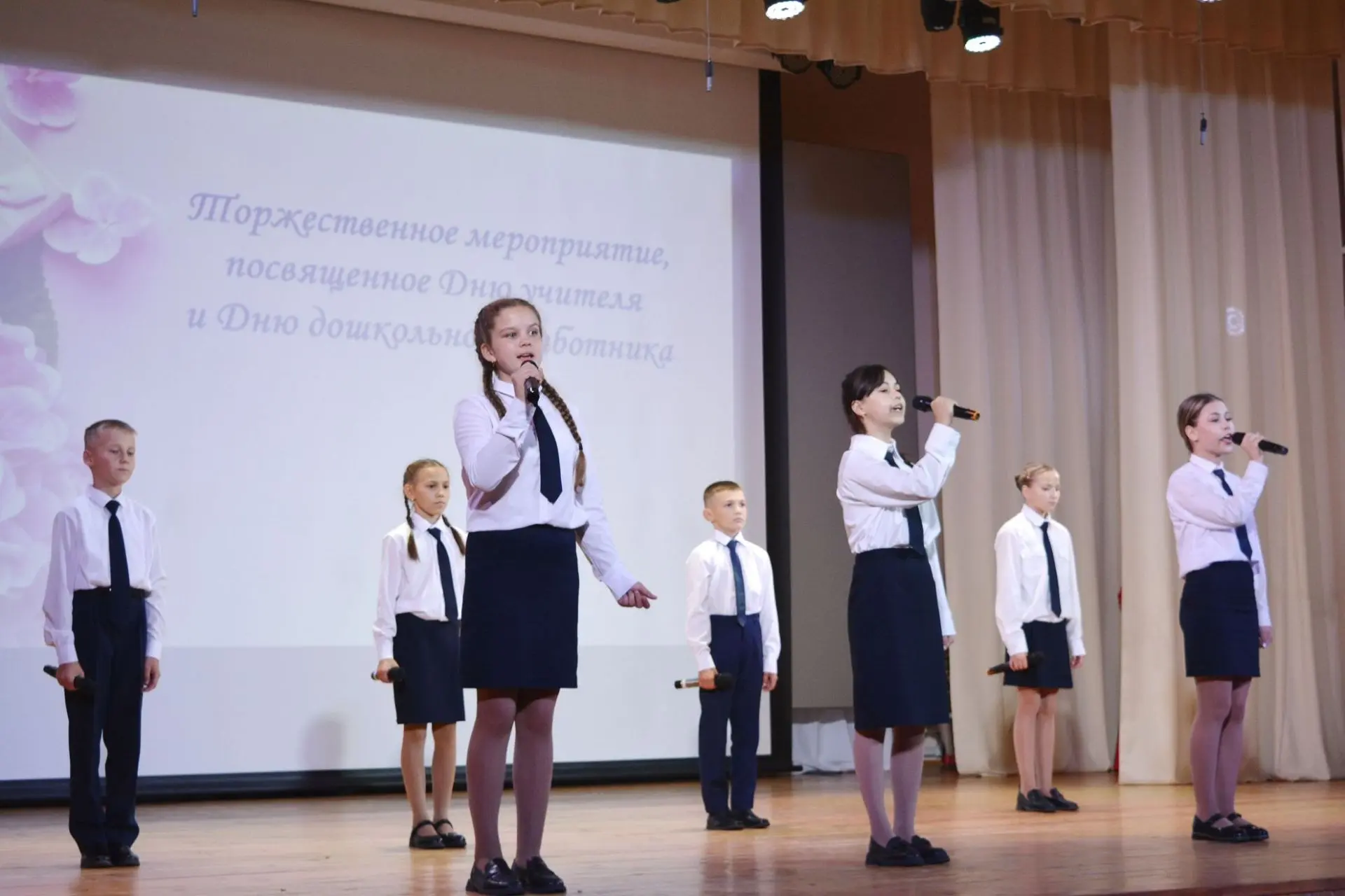 2 октября в Яльчикском округе поздравили тех, кто посвятил свою жизнь самому благородно...