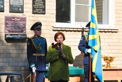 В Морозовской школе открыли мемориальную доску и парту героя