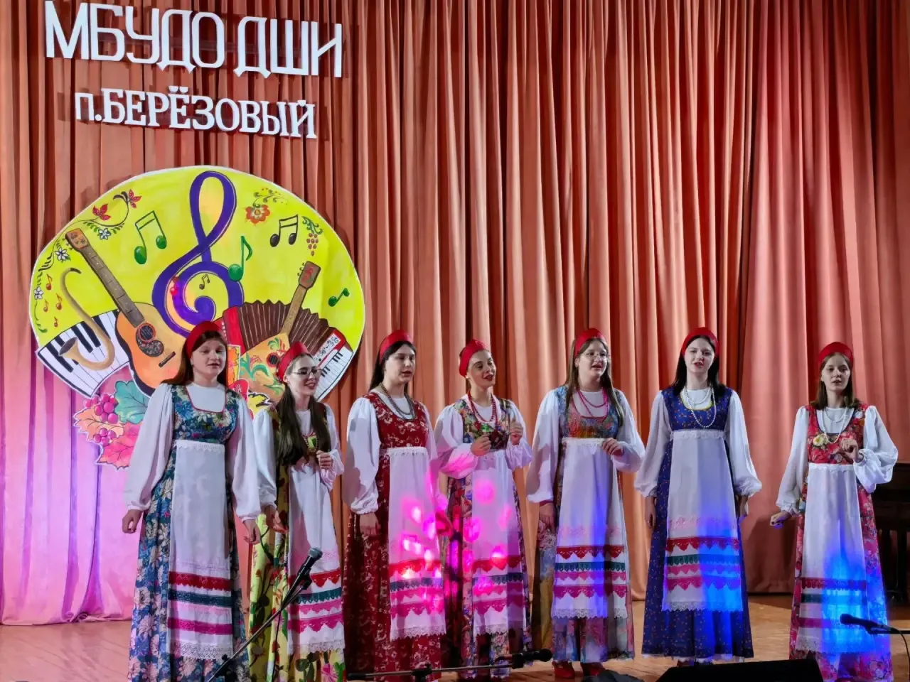 2 октября в Детской школе искусств состоялся праздничный концерт «Весь этот мир творит ...