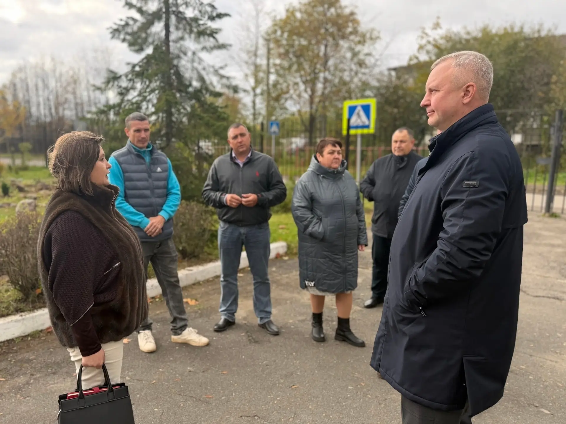 🔵 В ЕМИШЕВЕ РЕШИЛИ ЗАМЕНИТЬ ПОКРЫТИЕ ШКОЛЬНОГО СТАДИОНА