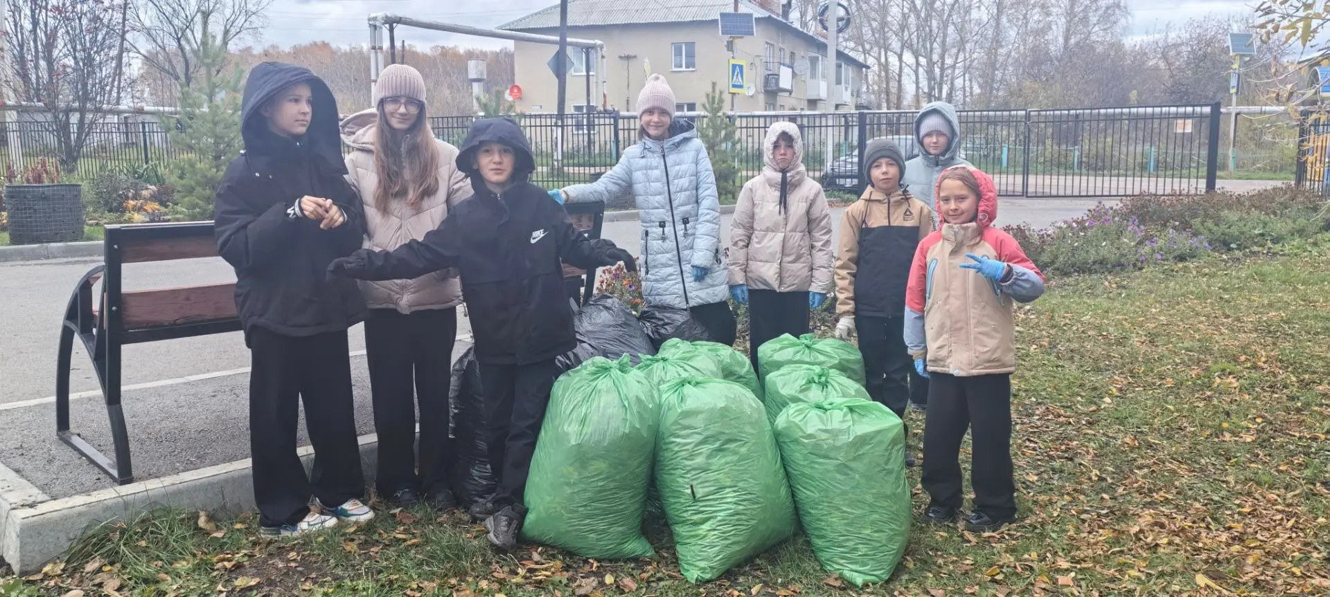 🍁 Сегодня в нашей школе прошёл осенний субботник по уборке пришкольной территории, в к...