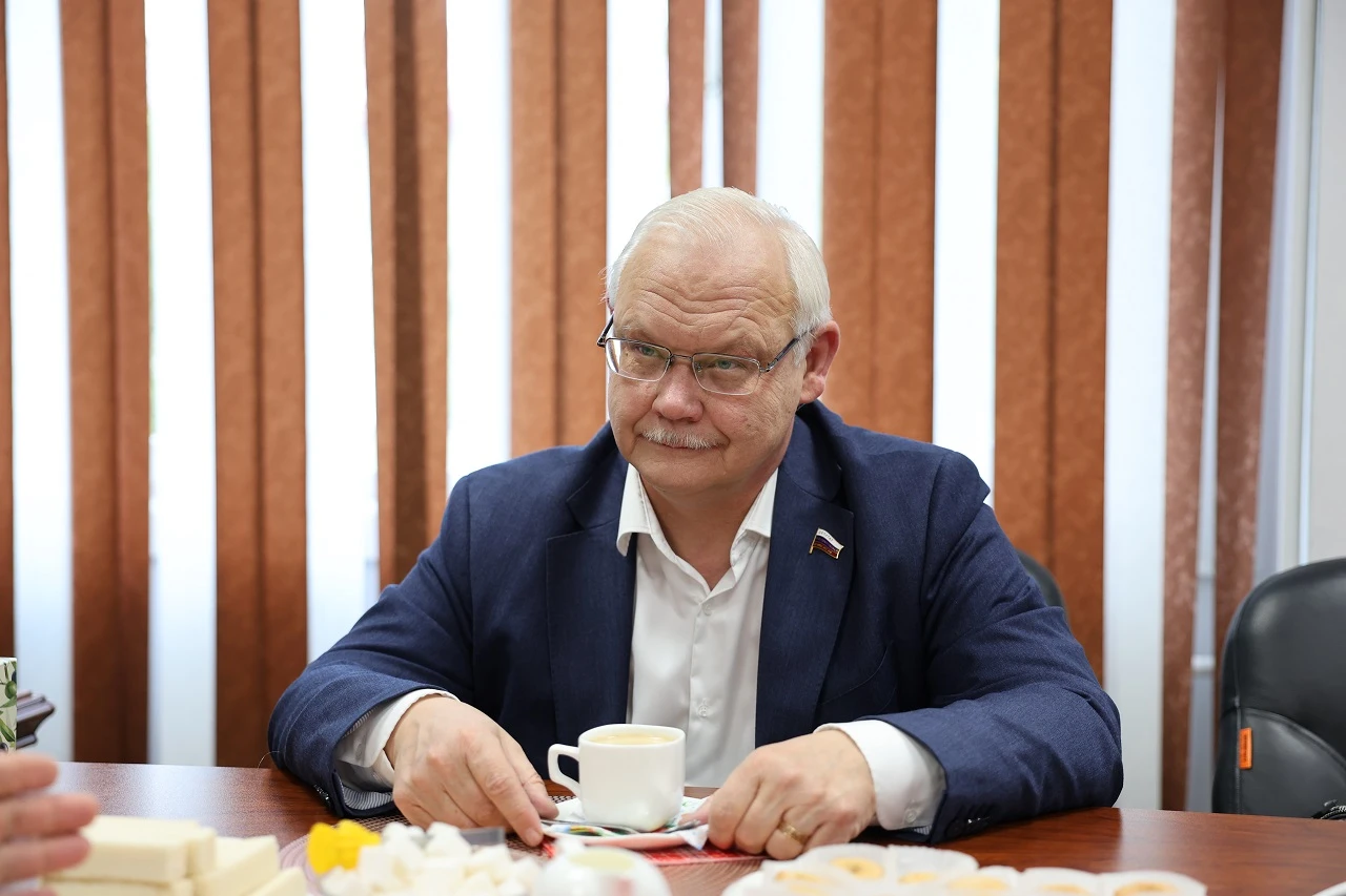 🏛 Депутат Госдумы Евгений Казаков посетил Сахалинскую областную Думу с первым рабочим ...