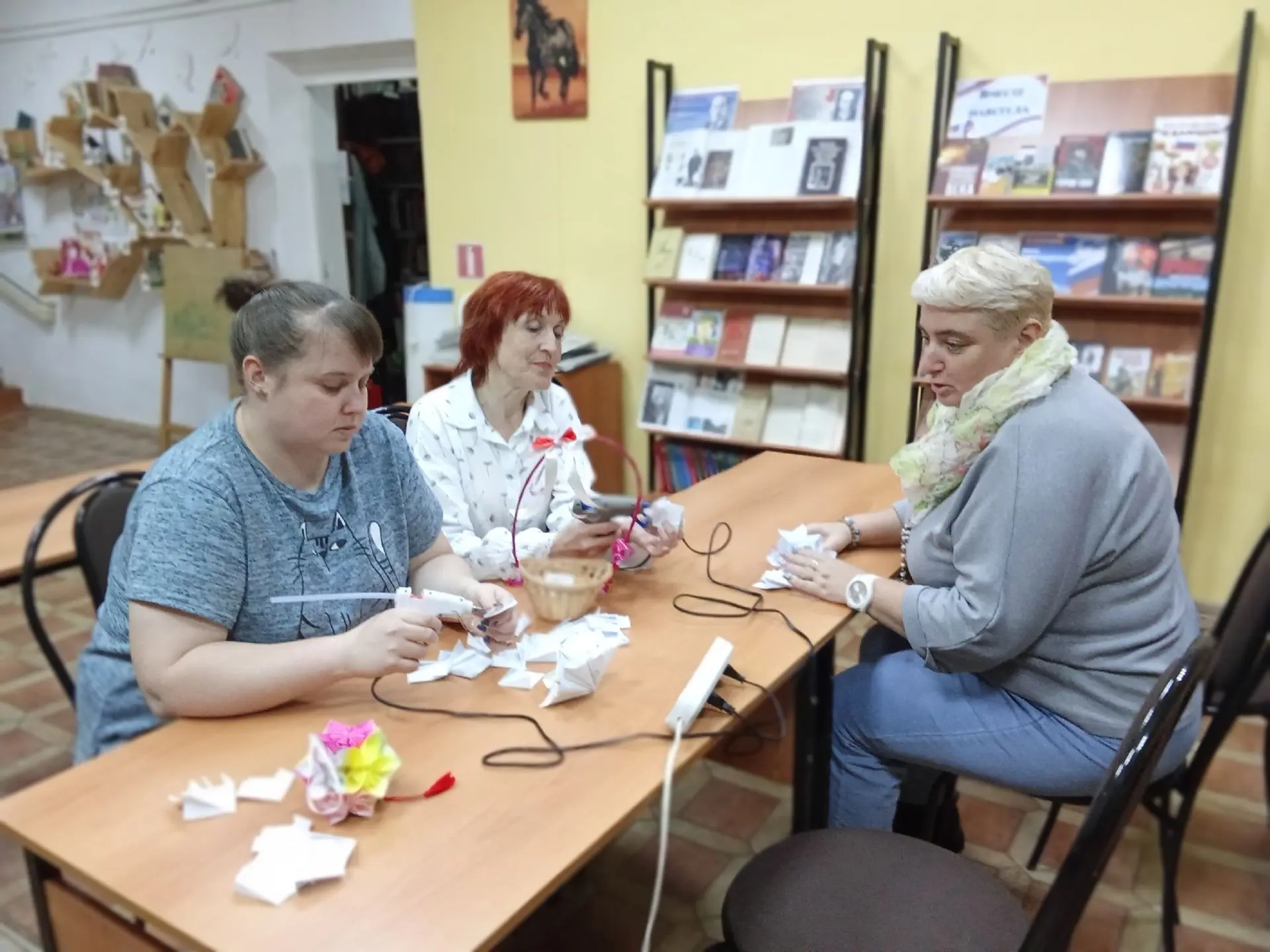 Как же здорово, когда в библиотеке собираются творческие люди! Вчера участники клуба "К...