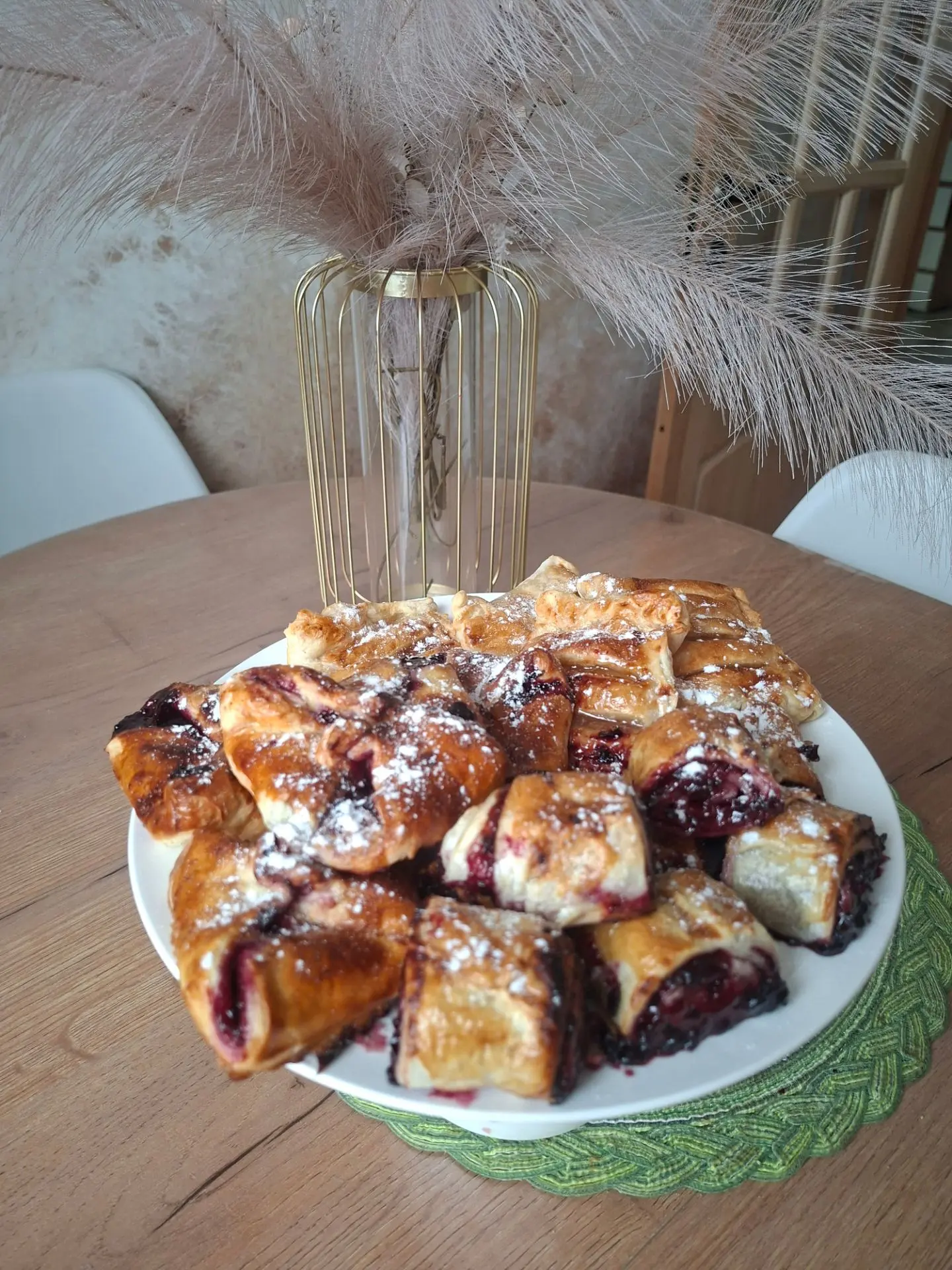 Решила испечь из слоёного теста🥐