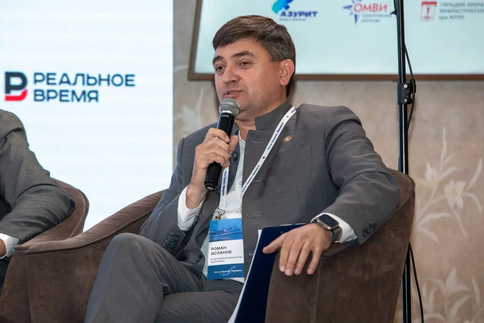В Казани на конференции «Реки.Круизы.Маршруты» представил Спасский район на одной из гл...