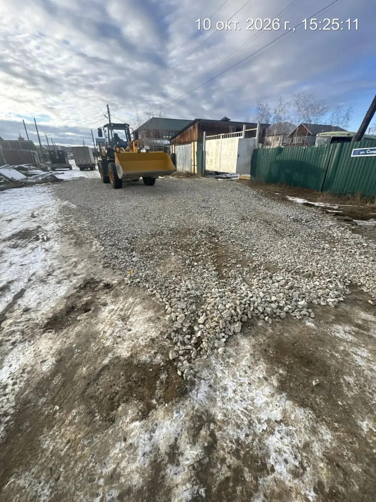 Подрядная организация Управы Гагаринского округа проводит работы по отсыпке инертными м...