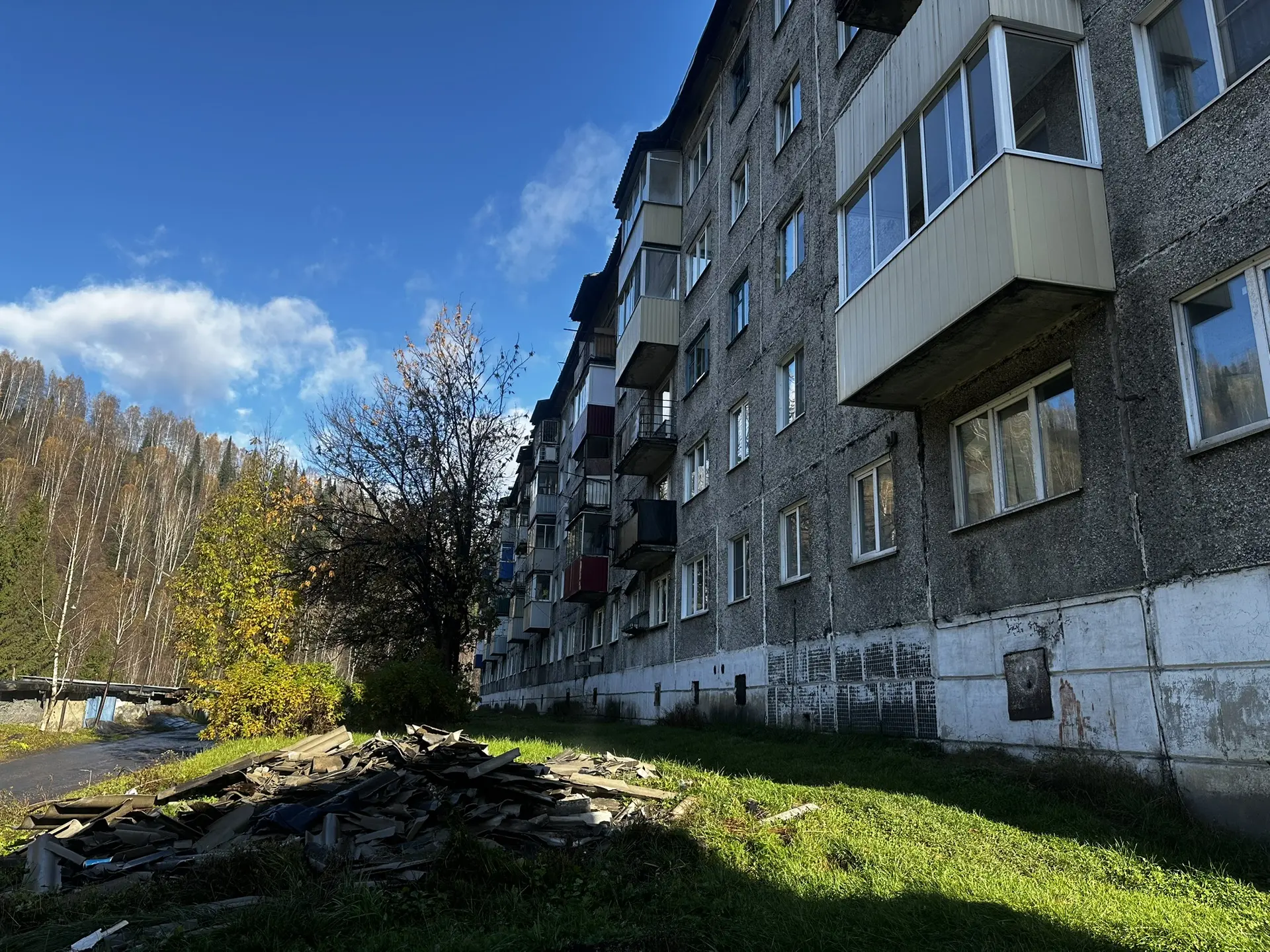 По программе Фонда капитального ремонта у нас сейчас в работе 15 кровель. Осень уже пол...