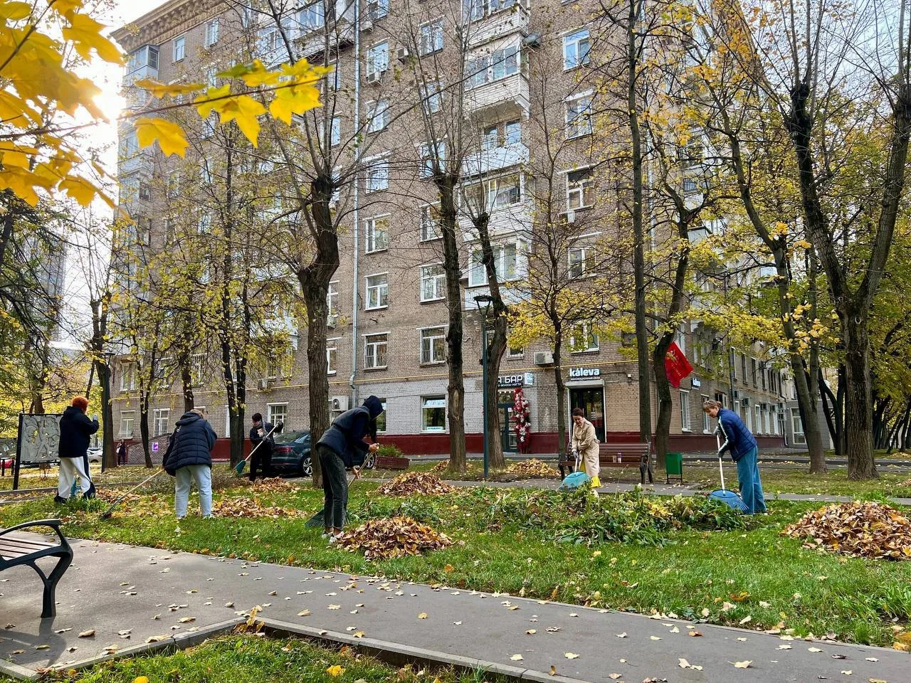 На этих выходных кто-то отдыхал, а кто-то вышел на субботник и помог привести район в п...
