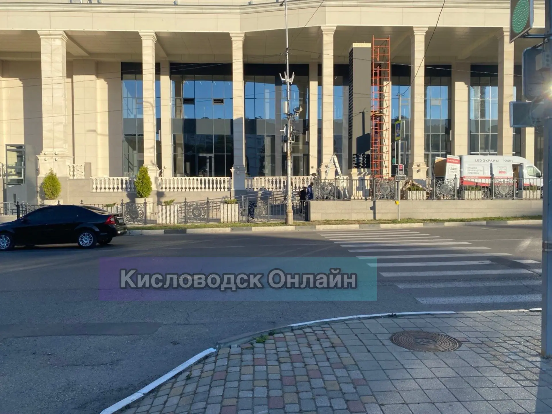 В Кисловодске мэрии пришлось признать дорожный ляп прямо под своими окнами!
