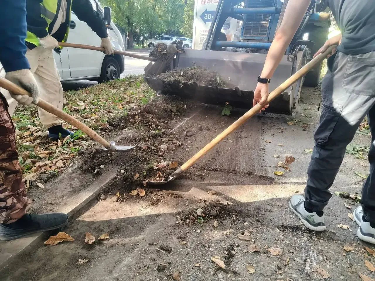 🧹 Очистка тротуара на ул. Пятигорская продолжается