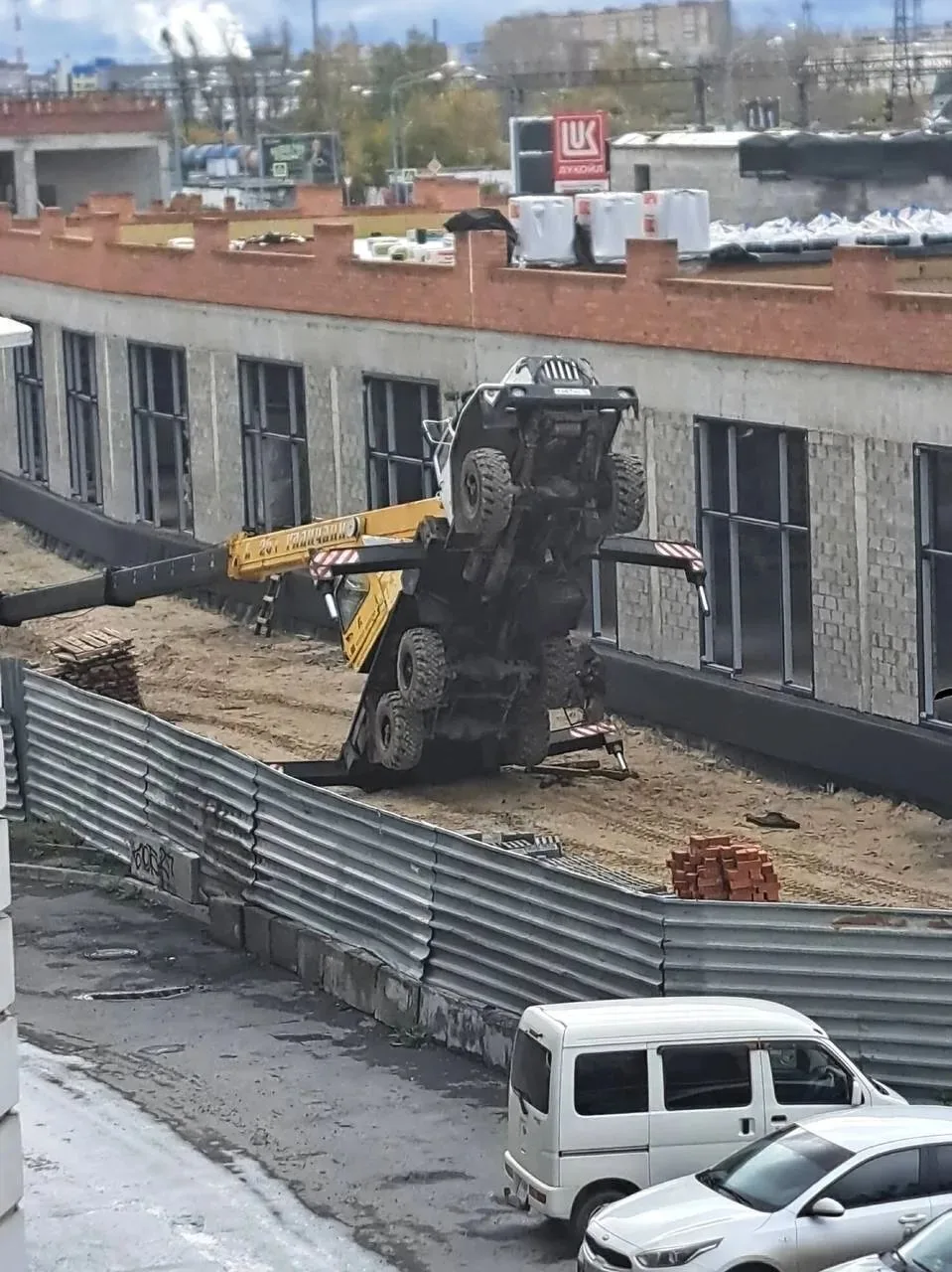😱 В Тюмени строительный кран едва не опрокинулся во время подъёма груза!