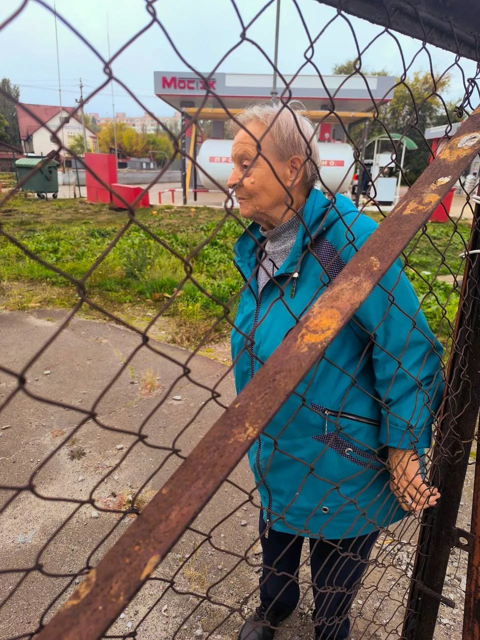 Женщина направилась к зоопарку