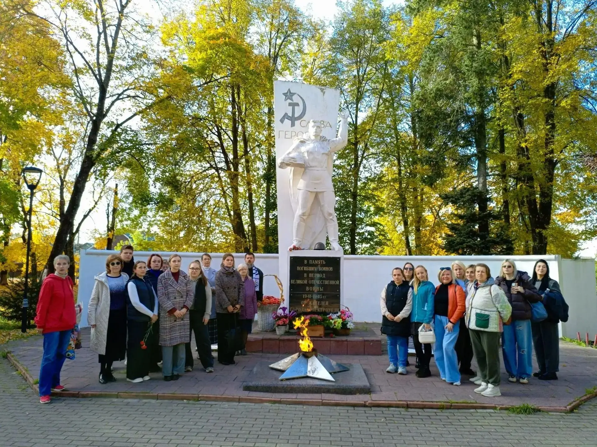 20 педагогов Богородского городского округа с краеведом Евгенией Кудрявцевой совершили ...