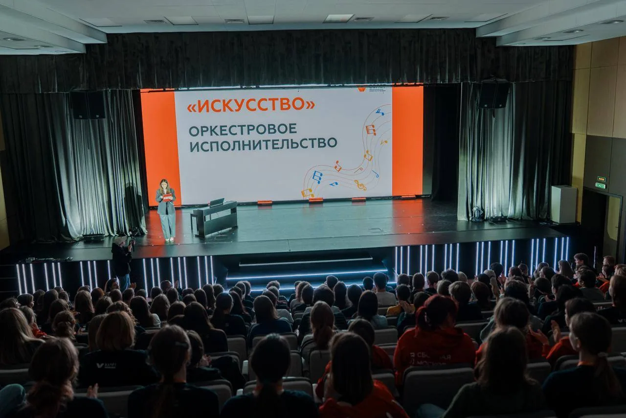 Сначала оркестр настраивает инструменты. Потом — мы настраиваемся на большую работу 🎼