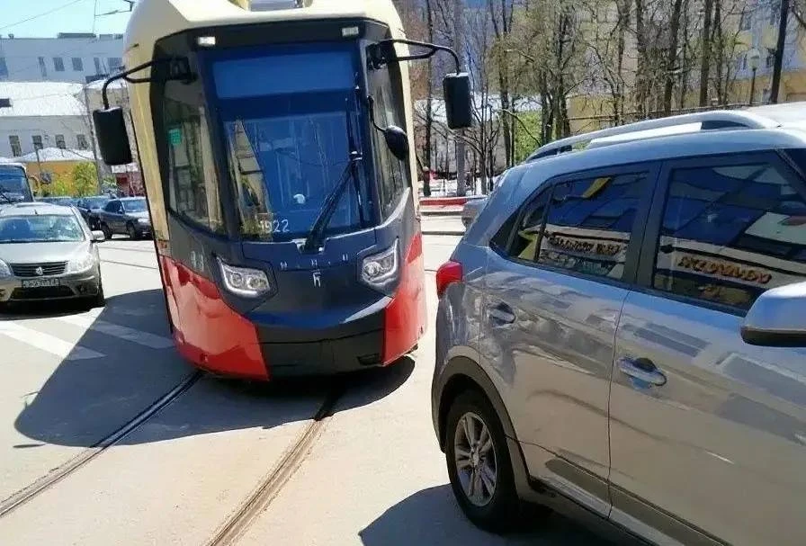 😡 В Нижнем Новгороде трамвай № 27 простоял почти 2,5 часа из-за машины, оставленной на...