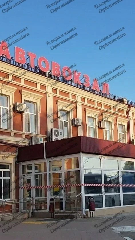 На автовокзале почему-то перекрыли вход, а людей всех выгнали, автобусы тоже не выпускают
