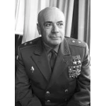«...Мою мать-еврейку долго прятали соседи — русские, рискуя своей жизнью. И все-таки фа...