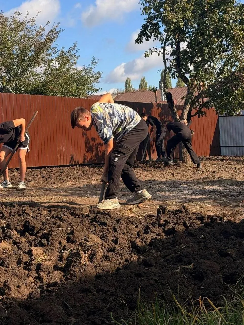 ☝️Труд во имя добра! Работа на участке – помощь семье героя 🌱