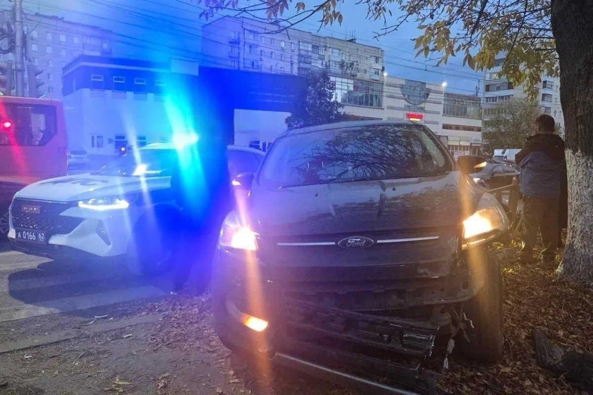 В Рязани произошла авария с участием двух иномарок. По данным из соцсетей, инцидент слу...