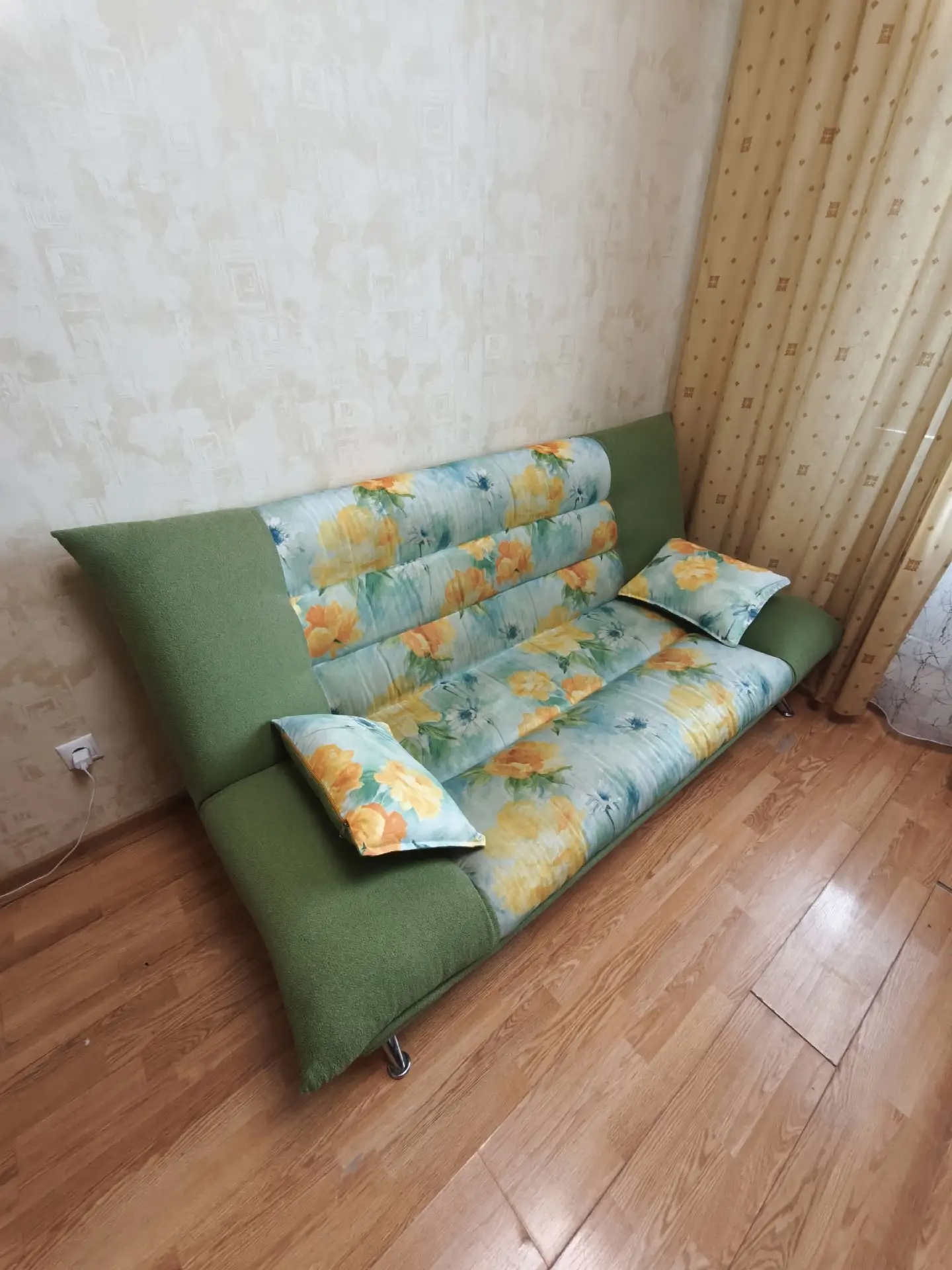 Продается красивый зеленый раскладной диван, в хорошем состоянии, в меру мягкий, спать ...