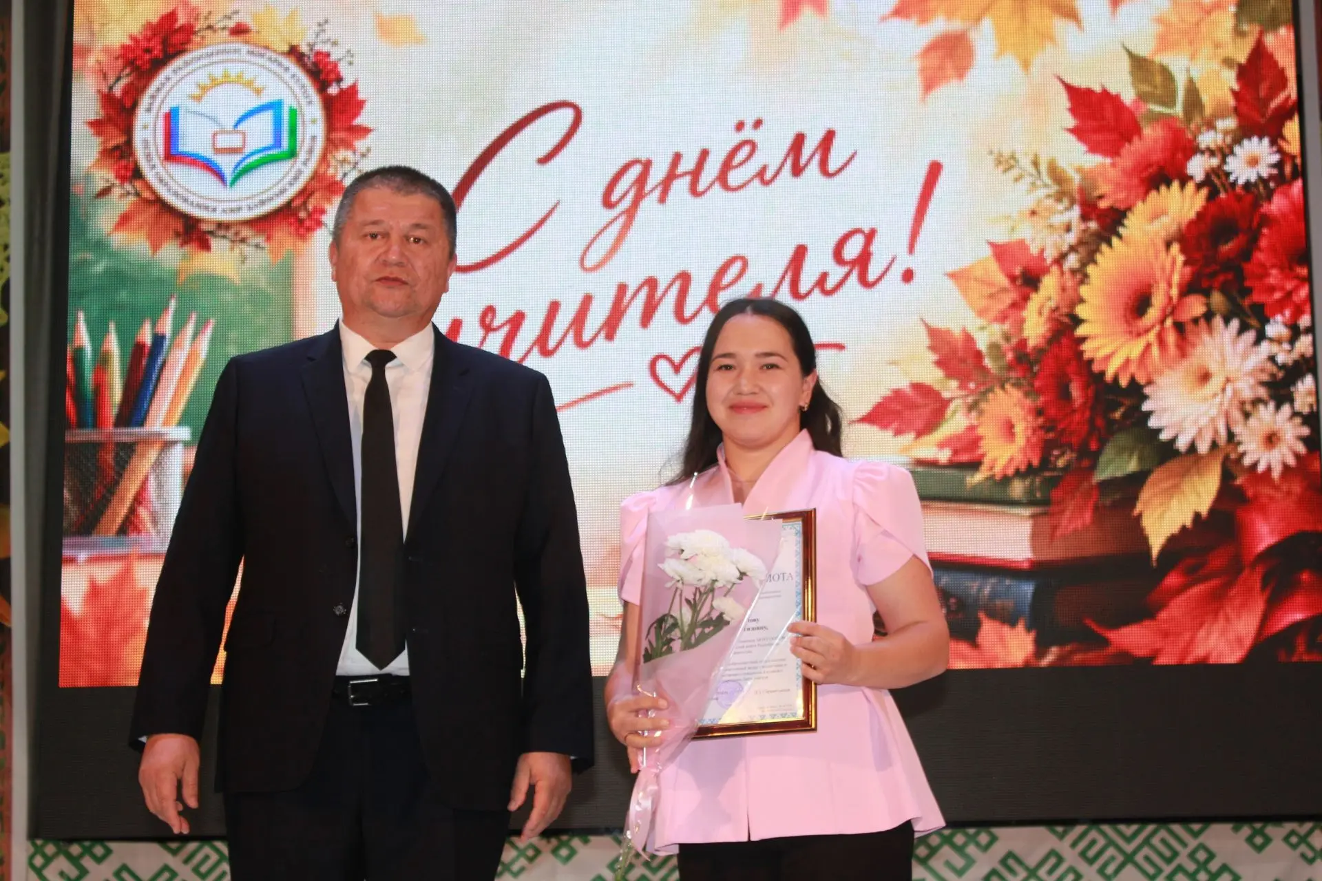 Баймакский район сегодня буквально сиял от улыбок и цветов! Районный дом культуры превр...