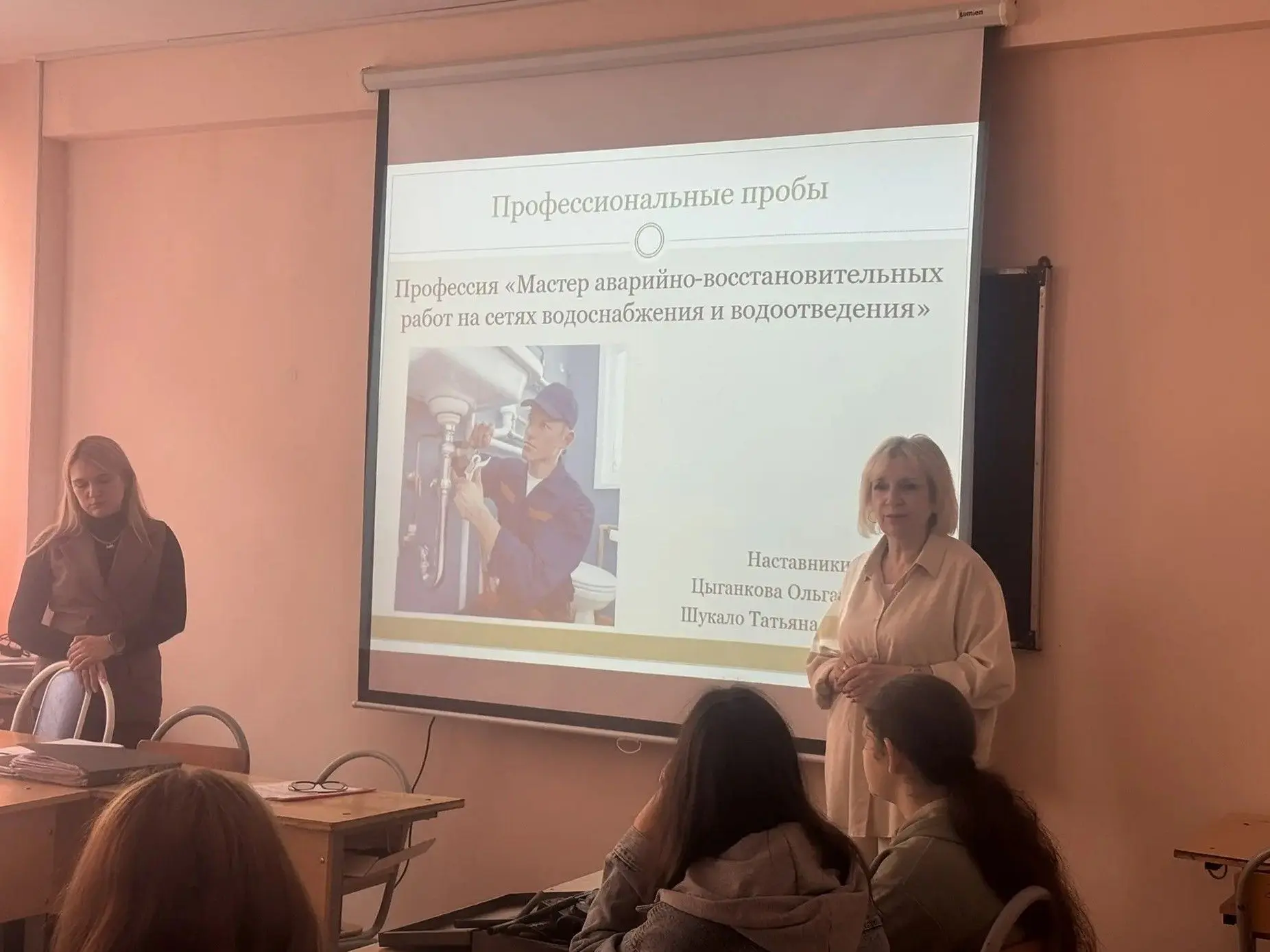 Ученики школы № 9 станицы Дондуковской попробовали себя в роли автомехаников